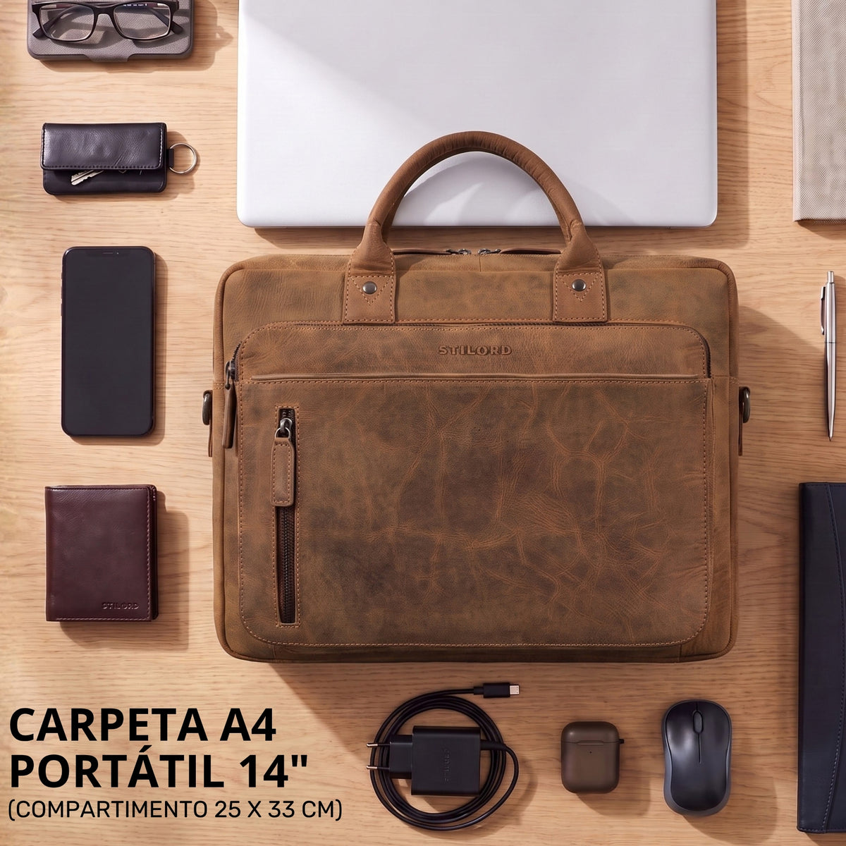 Braune Leder-Business-Tasche bergamo, Topdown, sichtbare STILORD-Prägung, Laptopfach 13-14 Zoll, Fronttasche mit Reißverschluss auf Holztisch