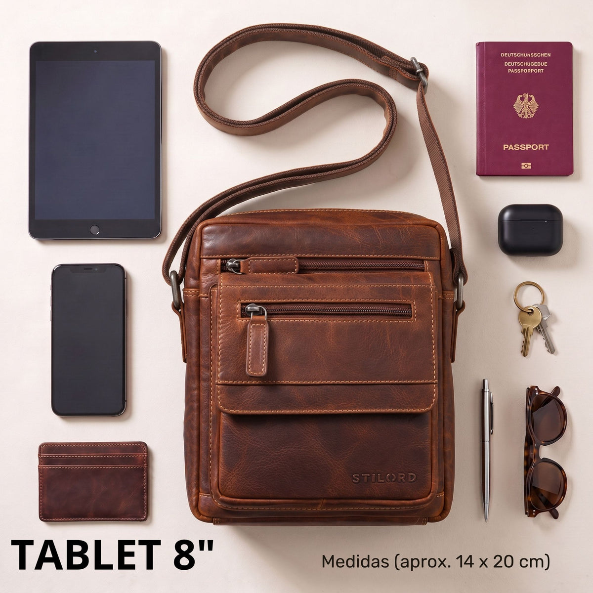 Bolso bandolera plano de piel Salerno marrón, vista frontal con tablet 8 pulgadas, móvil, pasaporte, llaves y accesorios