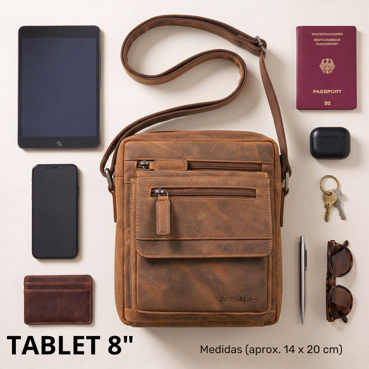 Bolso bandolera plano de cuero Bergamo marrón, vista superior con tablet 8 pulgadas, teléfono, pasaporte y accesorios