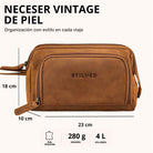 Neceser de cuero color tan, vista frontal con la marca STILORD en relieve y medidas visibles (23×10×18 cm)