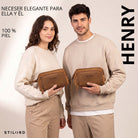 Neceser Henry de piel en tan/marrón oscuro, vista frontal, hombre y mujer sostienen cada uno un neceser, STILORD visible