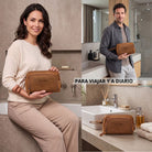 Neceser de cuero color tan con grabado STILORD y asa de mano, sostenido por mujer y hombre y colocado en el lavabo