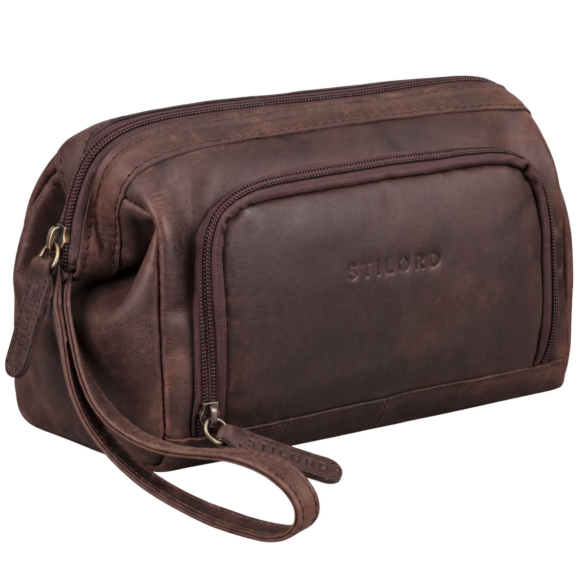 Neceser de piel marrón Henry con logo STILORD grabado, bolsillo frontal y correa de muñeca, vista en ángulo