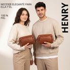 Hombre y mujer sostienen neceser Henry de piel marrón maraska, vista frontal, estampado STILORD visible