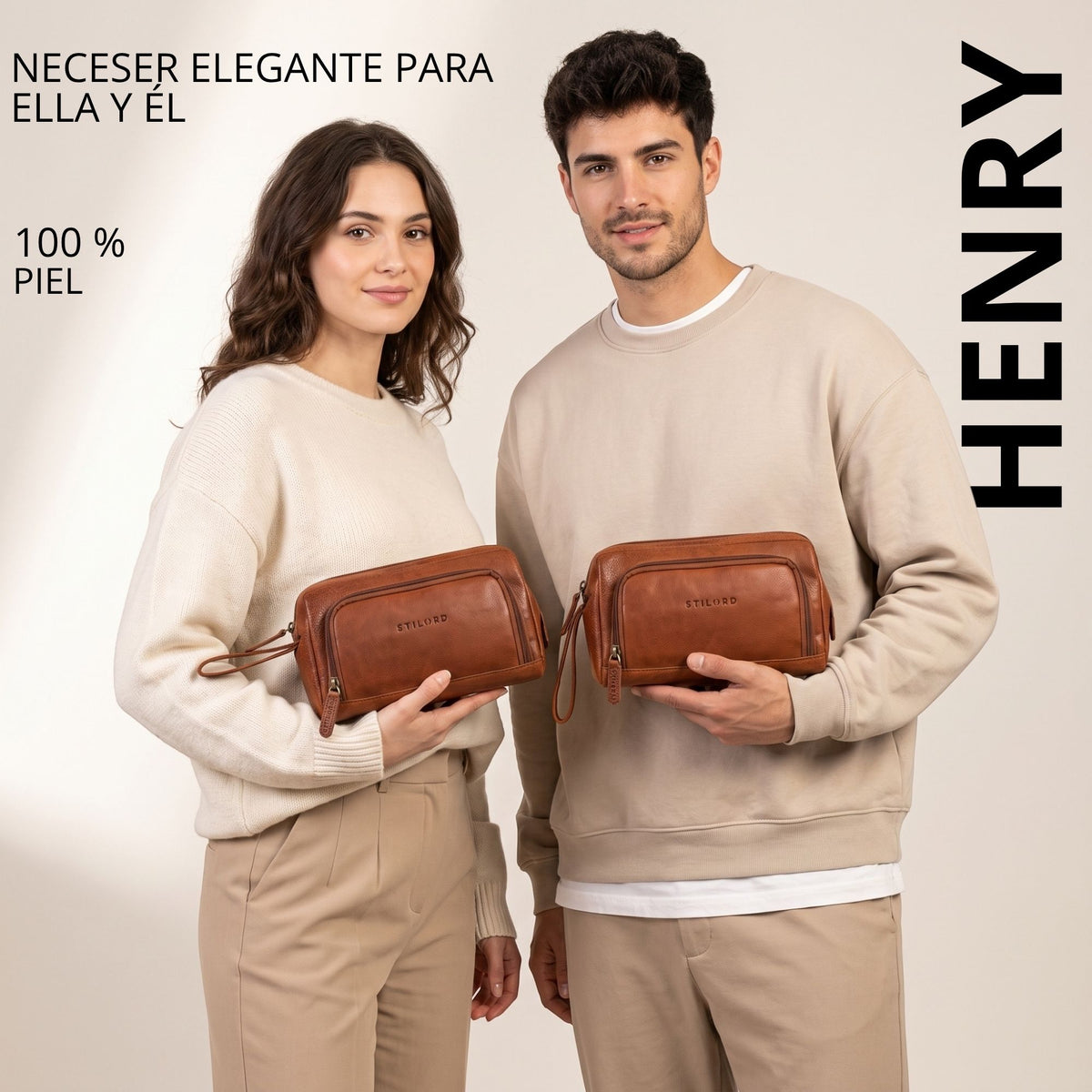 Hombre y mujer sostienen neceser Henry de piel marrón maraska, vista frontal, estampado STILORD visible