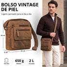 Bolso pequeño y plano de piel marrón, vista frontal con bolsillos y medidas, modelo lo lleva cruzado, apto para tablet 8 pulgadas