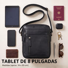 Kleine schwarze Leder-Umhängetasche, Frontansicht mit Trageriemen, daneben 8-Zoll-Tablet, Reisepass, Handy, Geldbörse und Schlüssel