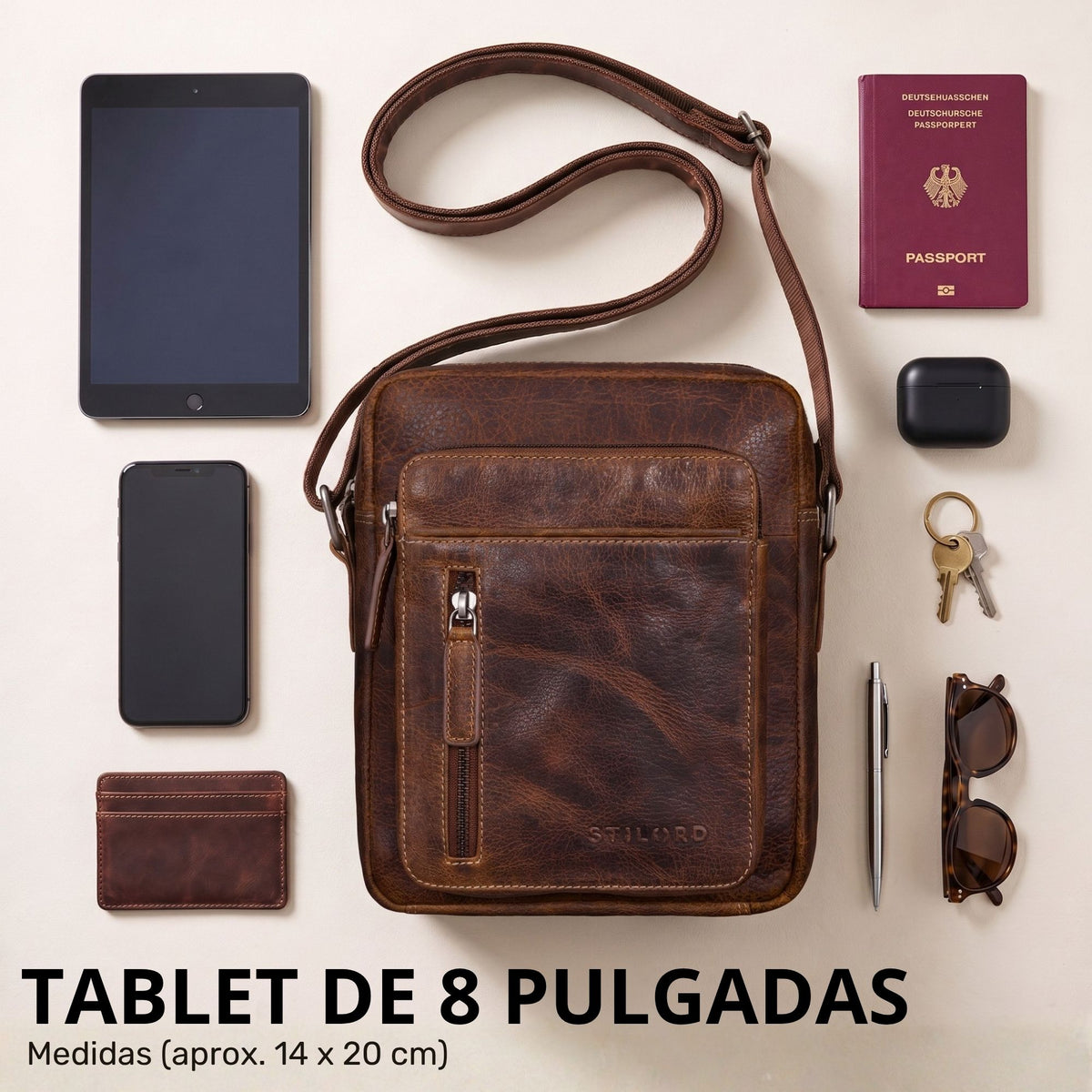 Kleine Schultertasche aus braunem Rindsleder (salerno), Frontfach mit Reißverschluss, verstellbarer Gurt, 8-Zoll-Tablet als Größenvergleich, STILORD-Prägung