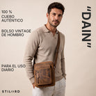 Kleine Herren-Schultertasche aus braunem Vintage-Rindsleder (bergamo), hochformat, quer getragen am Modell, neutraler Studiohintergrund, STILORD-Logo sichtbar