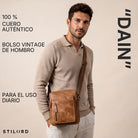 Herren-Schultertasche aus braunem Vintage-Leder (perugia-braun), frontal am Modell getragen, neutraler Hintergrund