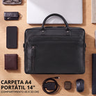 Schwarze Leder-Business-Tasche mit Griffen, Laptopfach 14 Zoll, Vorderfach mit Reißverschluss, Draufsicht auf Holztisch, STILORD-Prägung sichtbar