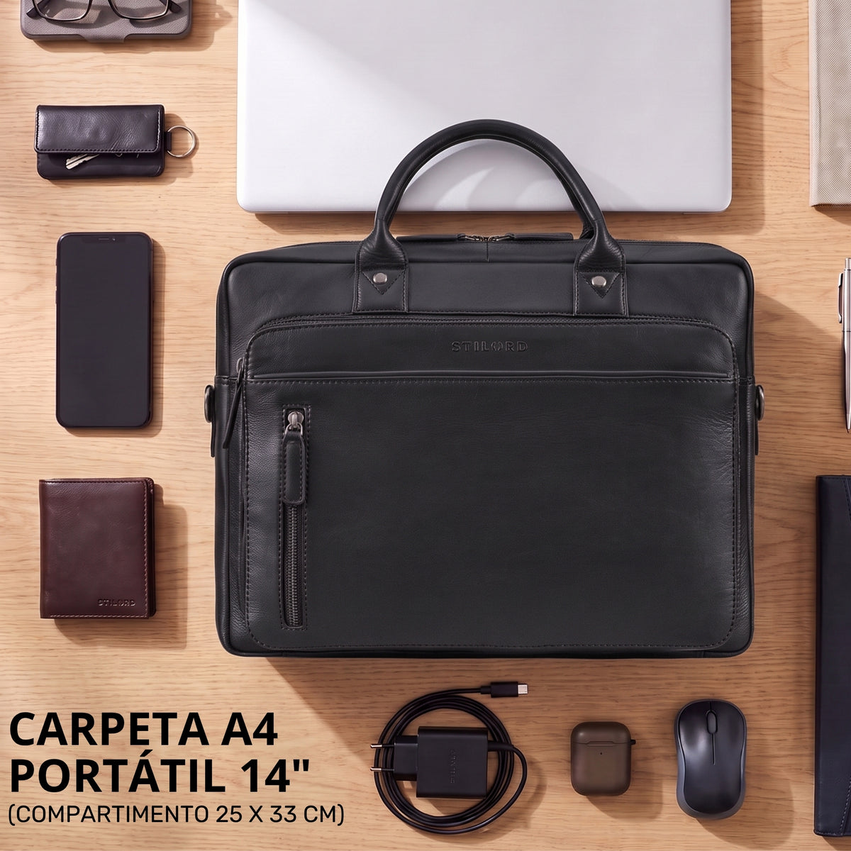 Schwarze Leder-Business-Tasche mit Griffen, Laptopfach 14 Zoll, Vorderfach mit Reißverschluss, Draufsicht auf Holztisch, STILORD-Prägung sichtbar