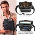 Bandolera plana de piel negra sostenida por hombre, compartimentos abiertos y espacio para tablet de 8 pulgadas, forro a cuadros visible
